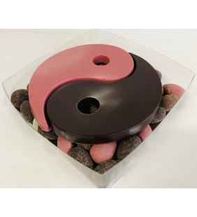 Yin Yang en chocolat sur lit d'amandes chocolatées