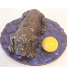 Chiot allongé en chocolat (chien)